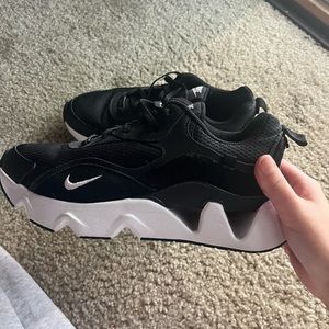 Nike RYZ gym shoes